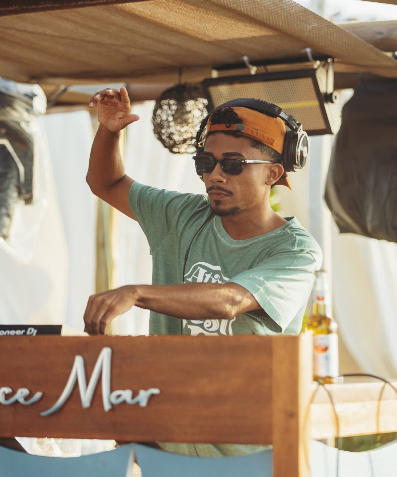 Alesso tocando de dia em um beach club