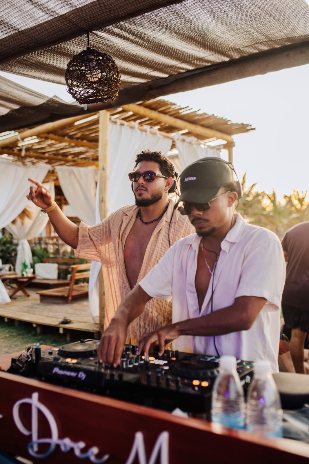 Alesso tocando em um beach club no fim da tarde
